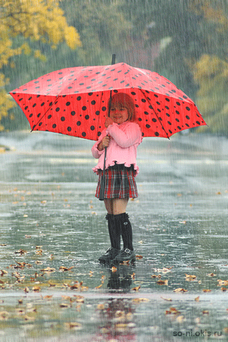 маленькая девочка под дождем